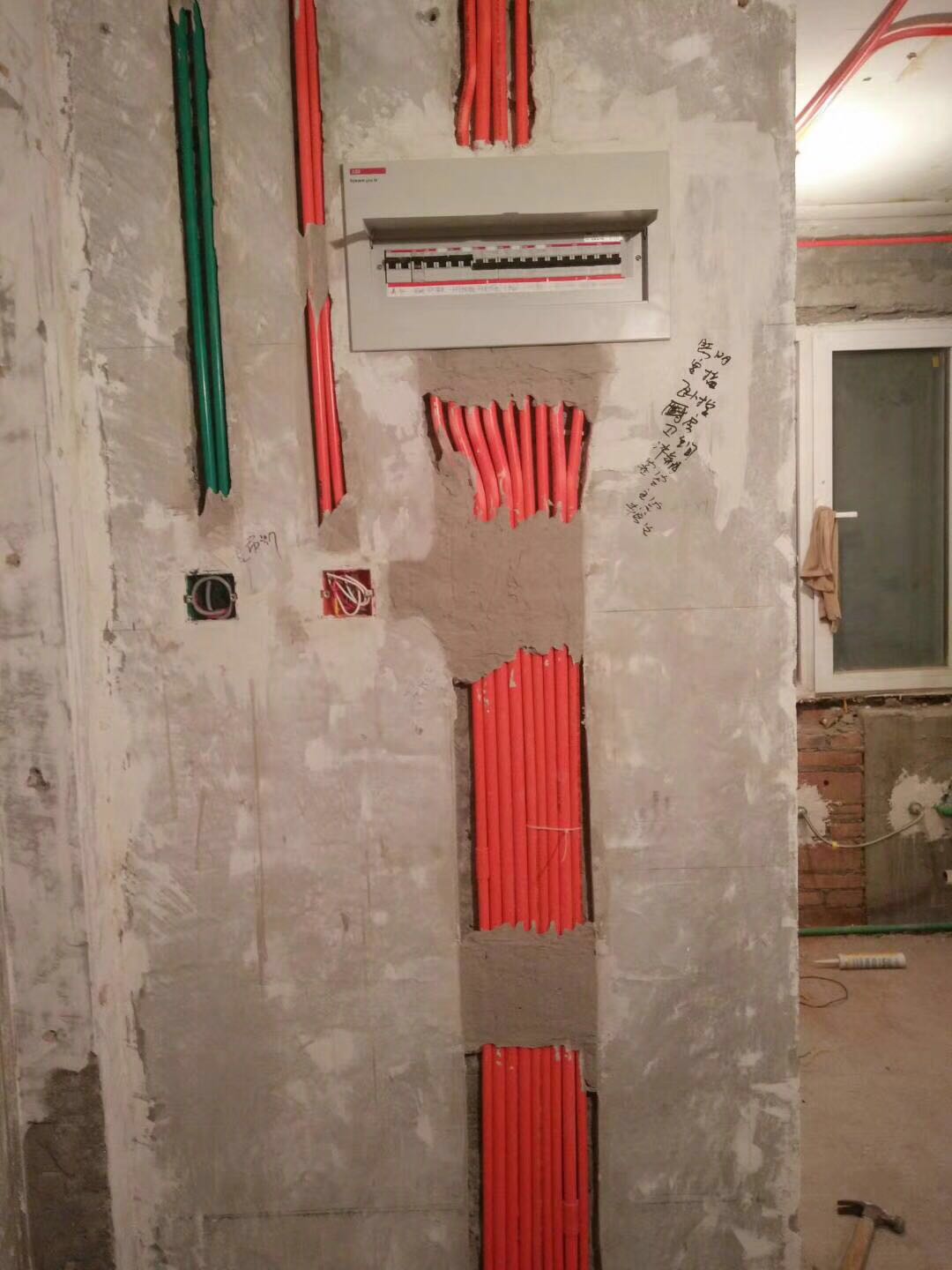 水管到底应该走顶还是走地？告诉你个装修公司不会说的惊天秘密！